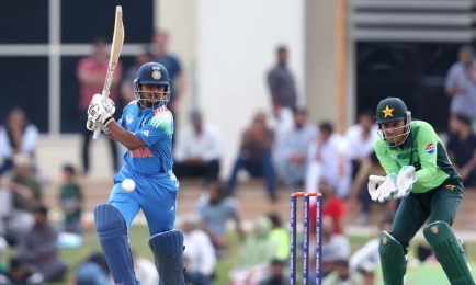 পাকিস্তানকে হারিয়ে সেমিফাইনাল নিশ্চিত করেছে ভারত  