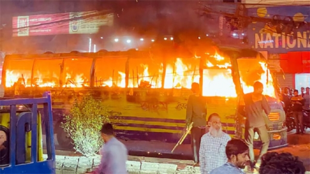 রাজধানীর বাড্ডায় বাসে ফের আগুন দিল দুর্বৃত্তরা  