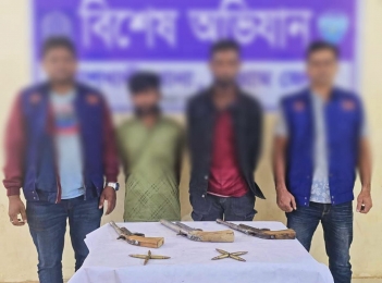 জেলা গোয়েন্দা শাখার অভিযানে ৩টি আগ্নেয়াস্ত্র ও ৮ রাউন্ড রাইফেলের গুলি উদ্ধার, অস্ত্র বহনে ব্যবহৃত টেম্পুসহ ২ জন গ্রেফতার।