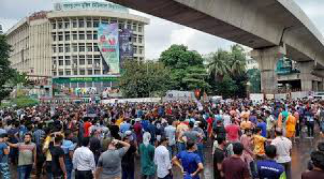 হাদিকে হত্যার প্রতিবাদে, শাহবাগ মোড়ে জড়ো হচ্ছে ছাত্র-জনতা  