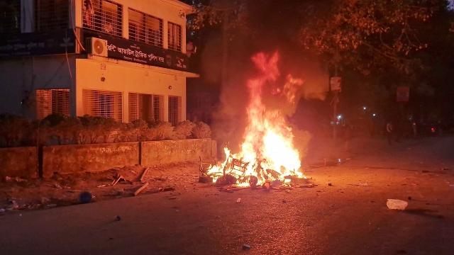 পুলিশ ফাঁড়িতে হামলা ও অগ্নিসংযোগ, গ্রেফতার ৯ 