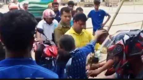 কালীগঞ্জের ইউএনওর বিরুদ্ধে ‎তেল নিতে আসা যুবককে উপর্যুপরি থাপ্পড় মারার অভিযোগ 