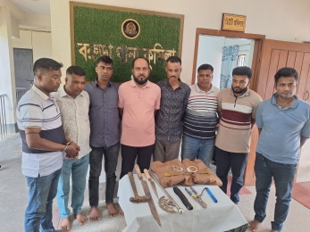 ডিবি পরিচয়ে গরু ডাকাতির ছক ভেস্তে দিল পুলিশ: বরুড়ায় অস্ত্রসহ আটক ৮, উদ্ধার ‘DB’ জ্যাকেট ও হ্যান্ডকাফ