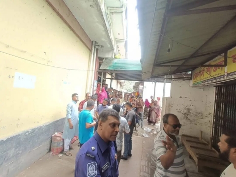 সিরাজগঞ্জে নিজ দোকানে ব্যবসায়ীর গলায় ধারালো অস্ত্রের আঘাত