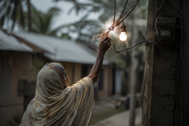 ঝুলে থাকা বৈদ্যুতিক তার গোছাতে গিয়ে বৃদ্ধার মৃত্যু