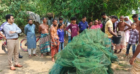 হাতীবান্ধায় সতী নদীতে ভ্রাম্যমাণ আদালতের অভিযানে বিপুল পরিমাণ চায়না জাল জব্দ 