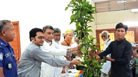 হাতীবান্ধায় ৮২টি পরিবারের মাঝে টিন ও নগদ অর্থের চেক বিতরণ