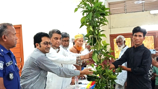 হাতীবান্ধায় ৮২টি পরিবারের মাঝে টিন ও নগদ অর্থের চেক বিতরণ