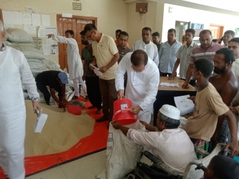 পূবাইলে দুস্থ ও অসহায় পরিবারের মাঝে বিনামূল্যে চাল বিতরণ