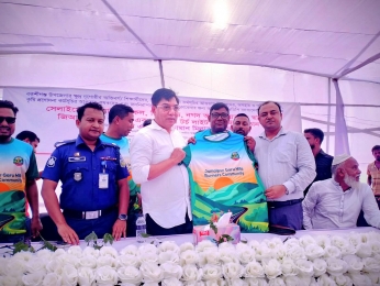 লাউচাপড়ায় পর্যটন প্রতিমন্ত্রীকে গারো হিলস রানার্স কমিউনিটির সম্মাননা টি-শার্ট উপহার