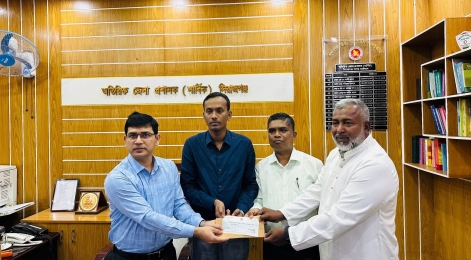 দারিদ্র্য বিমোচনে বিত্তবানদের এগিয়ে আসার আহ্বান: সরকারি যাকাত ফান্ডে ১০ লাখ টাকা দিলেন হাজী আব্দুস সাত্তার