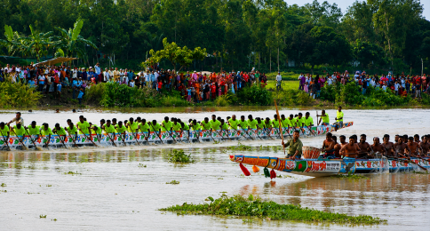 বৈঠার তালে মুখর দশআনী নদী, সাজিমারায় ঐতিহ্যবাহী নৌকা বাইচের উদ্বোধন