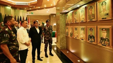 সাবেক সেনাপ্রধানদের ছবির সারিতে বাবার প্রতিকৃতি, থমকে দাঁড়ালেন প্রধানমন্ত্রী