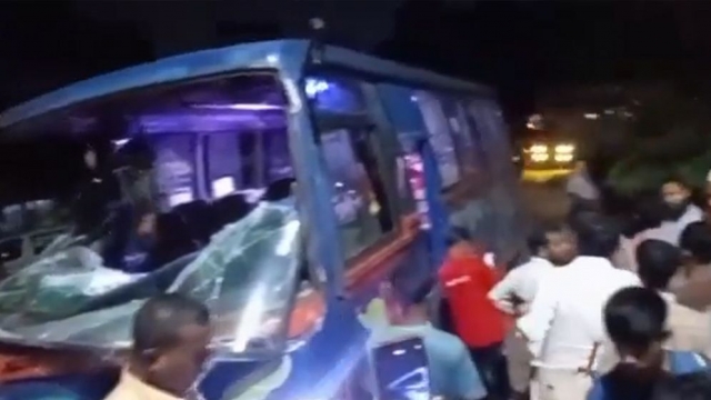 কুর্মিটোলা হাসপাতাল প্রাঙ্গণে নিয়ন্ত্রণ হারিয়ে বাস, নিহত ১