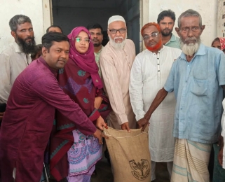 বকশীগঞ্জে ২০০ অসহায় পরিবারের মাঝে ৩০ কেজি করে জিআর চাল বিতরণ