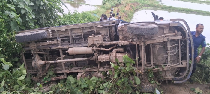 সিরাজগঞ্জে আমবোঝাই ট্রাক খাদে, ব্যবসায়ী নিহত