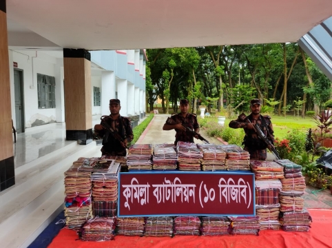 কুমিল্লা ও ফেনীতে বিজিবির অভিযানে ভারতীয় শাড়ি ও মোবাইল ডিসপ্লে জব্দ