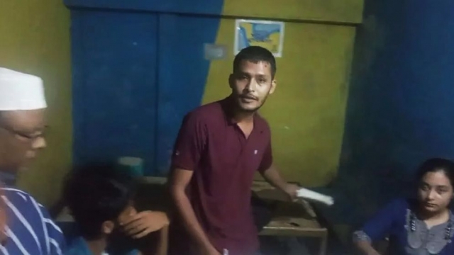চায়ের দোকানে বন্ধুদের নিয়ে এইচএসসি খাতা মূল্যায়ন, প্রভাষক আটক