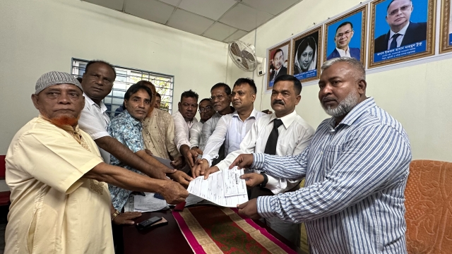 সিরাজগঞ্জ রিক্সা-ভ্যান শ্রমিক ইউনিয়ন নির্বাচনে মনোনয়ন সংগ্রহে প্রার্থীদের ভিড়,২১ আগস্ট ভোটগ্রহণ