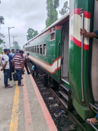 সিল্কসিটি এক্সপ্রেসের বগি লাইনচ্যুত, ঢাকার সঙ্গে উত্তরাঞ্চলের রেল যোগাযোগ বন্ধ