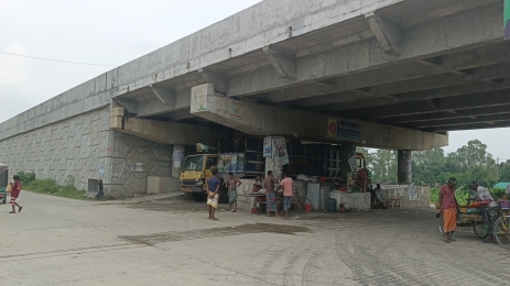 যমুনা সেতুর কেপিআই এরিয়ার ওভারব্রিজ-আন্ডারপাস দখল করে চলছে অবৈধ লোড-আনলোড