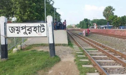 জয়পুরহাটে চলন্ত নীলসাগর এক্সপ্রেস থেকে ছিটকে ক্যানটিন বয়ের মৃত্যু
