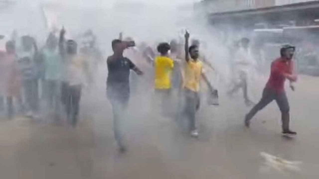দিনদুপুরে ঢাকায় আওয়ামী লীগের ঝটিকা মিছিল, ককটেল বিস্ফোরণ