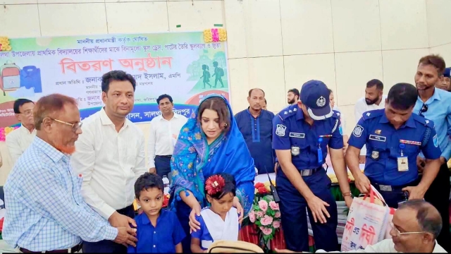 ফরিদপুরে ওই যে বর্তমান যুগের লেটেস্ট শিক্ষার্থীদের মাঝে বিনামূল্যে স্কুলড্রেস, ব্যাগ, জুতা বিতরণ করলেন পররাষ্ট্র প্রতিমন্ত্রী 