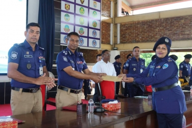 মীরসরাইয়ে বিপুল পরিমাণ মাদক উদ্ধার: বিশেষ সম্মাননা পেলেন ওসি ফরিদা ইয়াসমিন