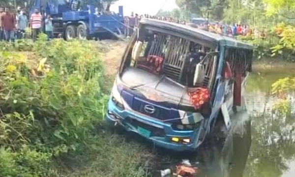 নিয়ন্ত্রণ হারিয়ে পুকুরে যাত্রীবাহী বাস, আহত ১৯