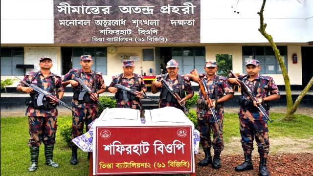 পাটগ্রাম সীমান্তে ৬১ বিজিবির অভিযানে ইউরিয়া সার ও ভারতীয় গরু আটক