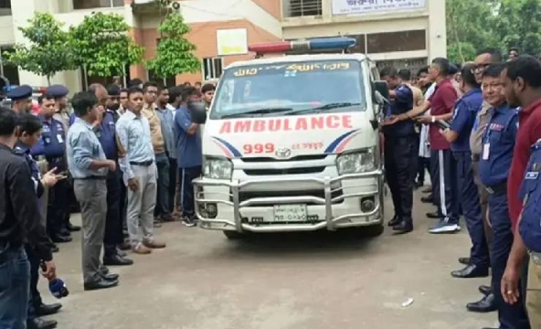 পুলিশের গাড়ি উল্টে প্রাণ গেল কনস্টেবলের
