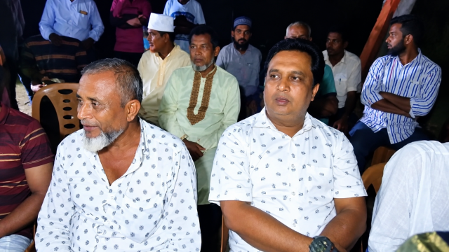 তফসিলের আগেই দৌড়ঝাঁপ:ক্ষেতলাল, বড়াইলের চেয়ারম্যান হতে গ্রামবাসীর কাছে দোয়া চাইলেন মুর্শিদ