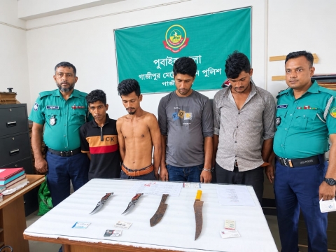 পূবাইলে ধারালো অস্ত্রসহ চারজন গ্রেপ্তার, অস্ত্র আইনে মামলা