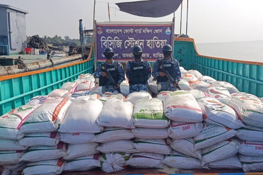 হাতিয়ায় ২৪ লাখ টাকার ১৫ হাজার কেজি শুল্ক ফাঁকির লাল চিনি জব্দ