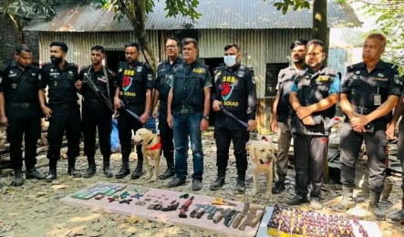 নরসিংদীতে অস্ত্র, মাদক ও নগদ ১০ লাখ টাকাসহ বিপুল সরঞ্জাম উদ্ধার
